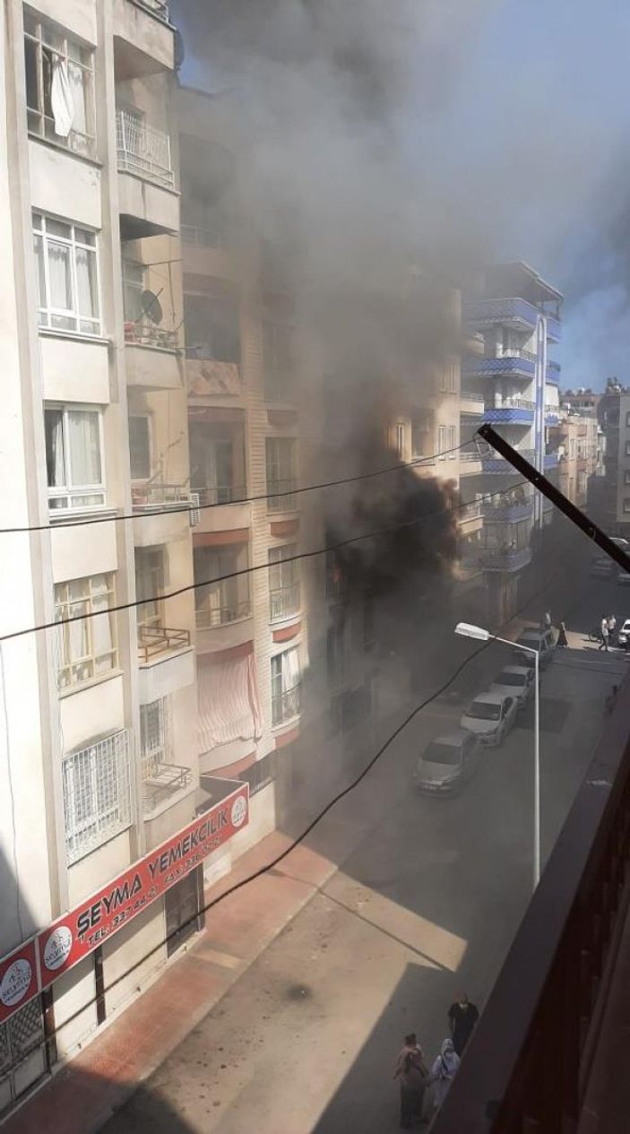 i Mersin'de 5 katlı apartmanda yangın çıktı