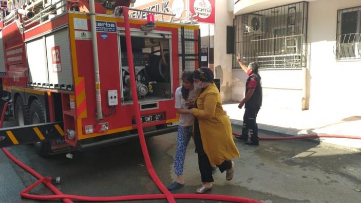 i Mersin'de 5 katlı apartmanda yangın çıktı