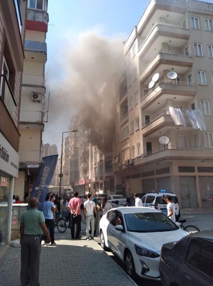 i Mersin'de 5 katlı apartmanda yangın çıktı