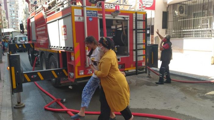 i Mersin'de 5 katlı apartmanda yangın çıktı