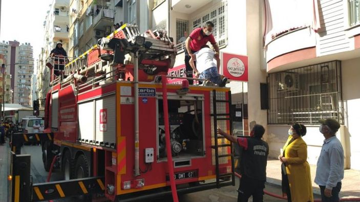 i Mersin'de 5 katlı apartmanda yangın çıktı