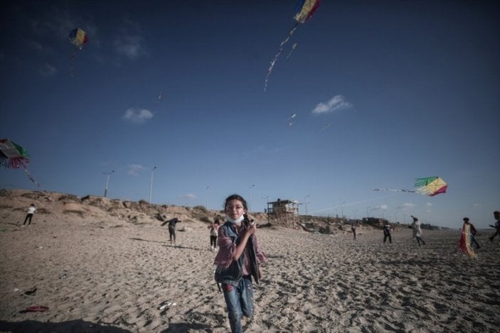 Gazze'de çocuklar uçurtma uçurdu