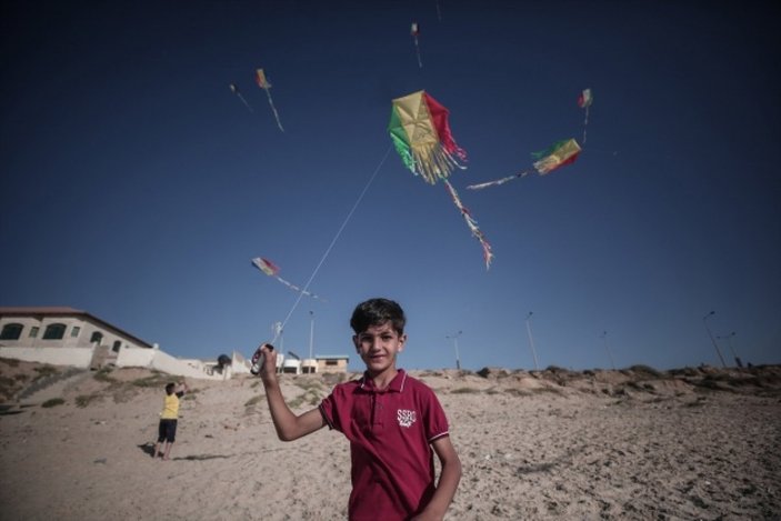 Gazze'de çocuklar uçurtma uçurdu