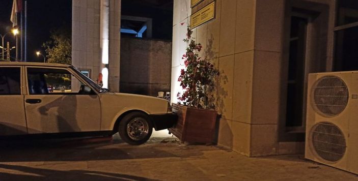 Adana'da drif atarken müze duvarına çarptı