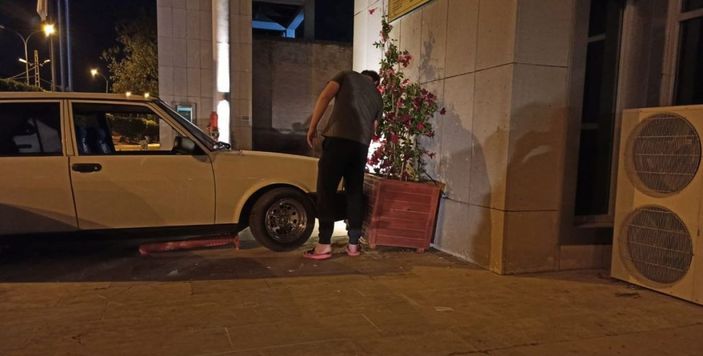 Adana'da drif atarken müze duvarına çarptı