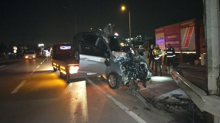 Kocaeli’de alkollü sürücü bariyerlere çarptı: 1 ölü, 2 ağır yaralı