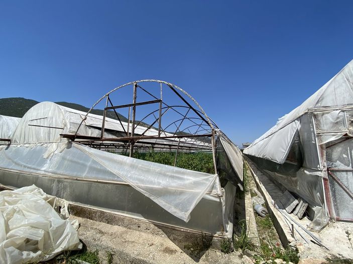 i Antalya'da hortum seraları uçurdu