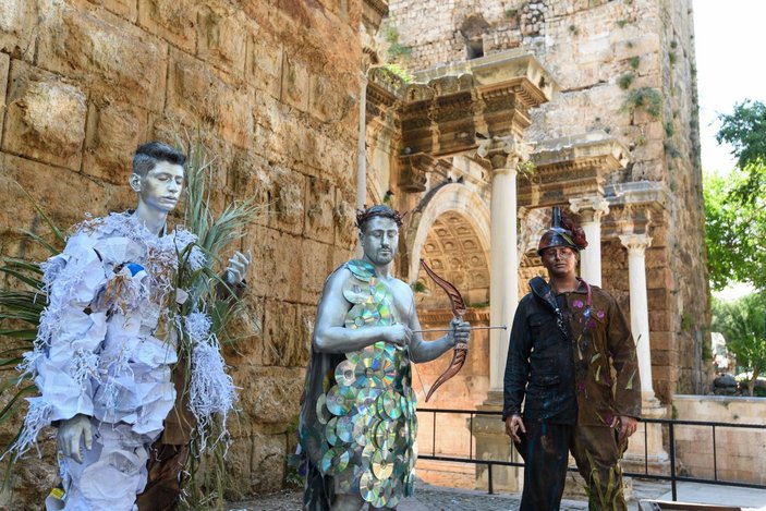 Antalya'da canlı heykellerle çevreye duyarlılık çağrısı
