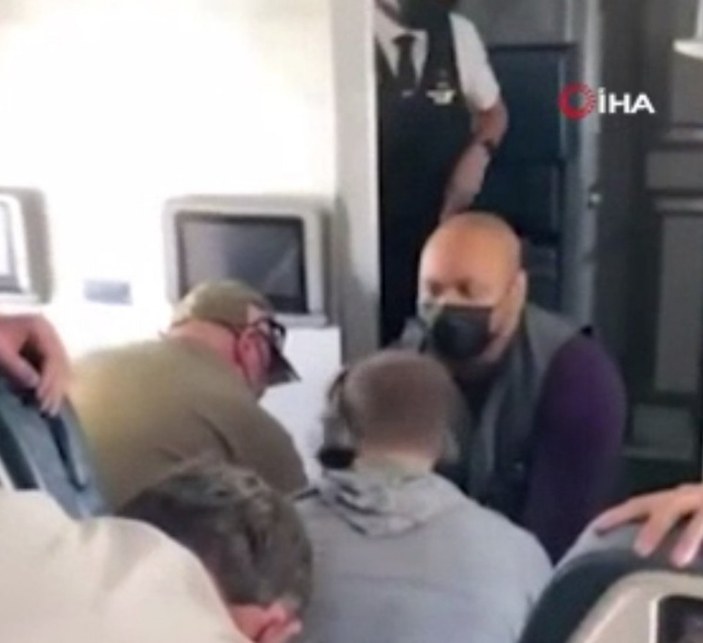 ABD'de kokpite girmeye çalışan yolcu gözaltına alındı