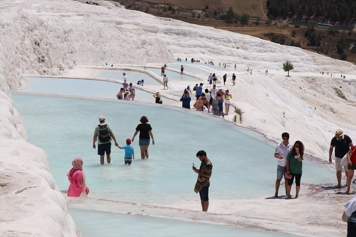 Pamukkale'de cumartesi yoğunluğu