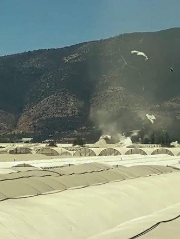 i Antalya'da hortum seraları uçurdu