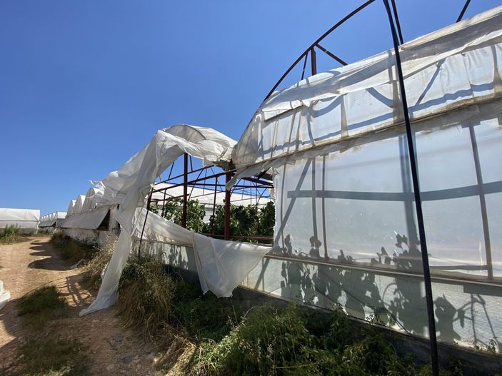 i Antalya'da hortum seraları uçurdu