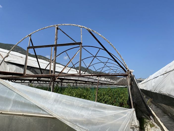 i Antalya'da hortum seraları uçurdu