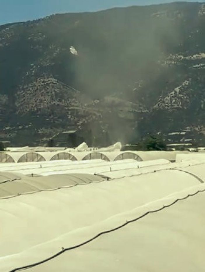 i Antalya'da hortum seraları uçurdu