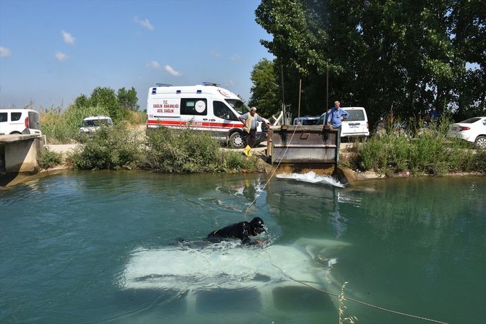 a Adana'da sulama kanalına devrilen araçtaki iki kişinin cesedine ulaşıldı