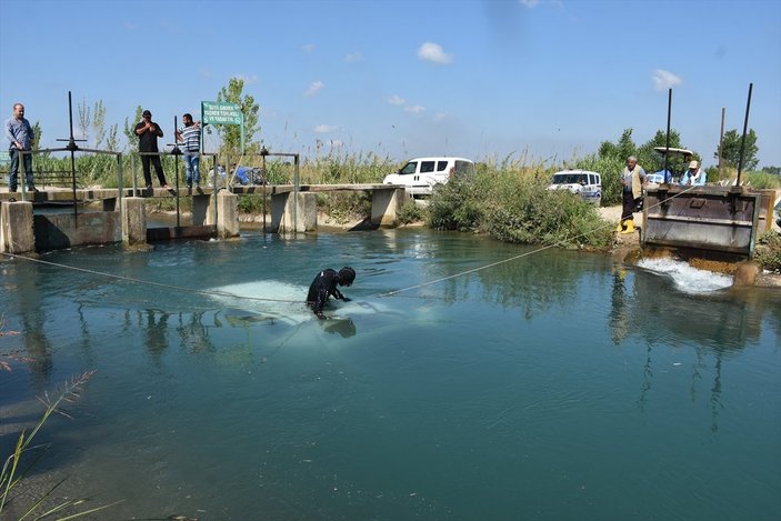 Adana'da sulama kanalına devrilen araçtaki iki kişinin cesedine ulaşıldı