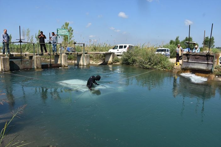 a Adana'da sulama kanalına devrilen araçtaki iki kişinin cesedine ulaşıldı