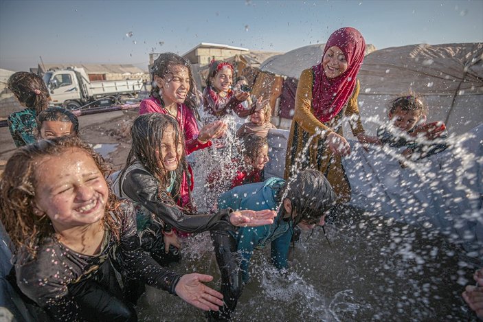 Suriyeli çocukların havuz keyfi