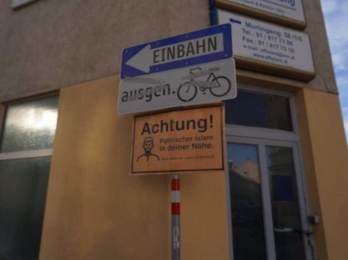 Avusturya’da Müslümanlara karşı ırkçı tabelalar