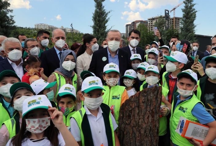 Murat Kurum, minik çevre müfettişinin ayakkabısındaki çamurları temizledi