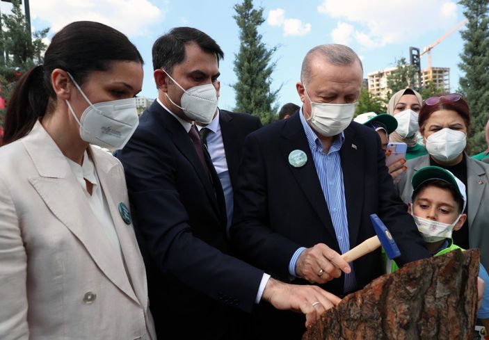 Murat Kurum, minik çevre müfettişinin ayakkabısındaki çamurları temizledi