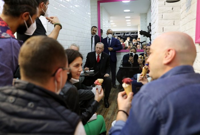 Cumhurbaşkanı Erdoğan, Beylerbeyi'nde vatandaşlarla sohbet edip dondurma yedi