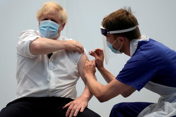 Boris Johnson, koronavirüs aşılamasında 2022'yi işaret etti