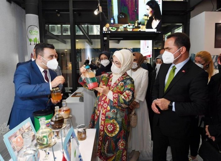Emine Erdoğan, atıktan dönüştürülen ürünlerin yer aldığı sergiyi açtı
