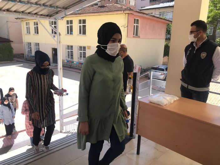 Türkiye genelinde LGS heyecanı yaşanıyor