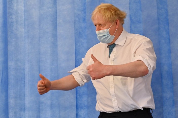 Boris Johnson, koronavirüs aşılamasında 2022'yi işaret etti