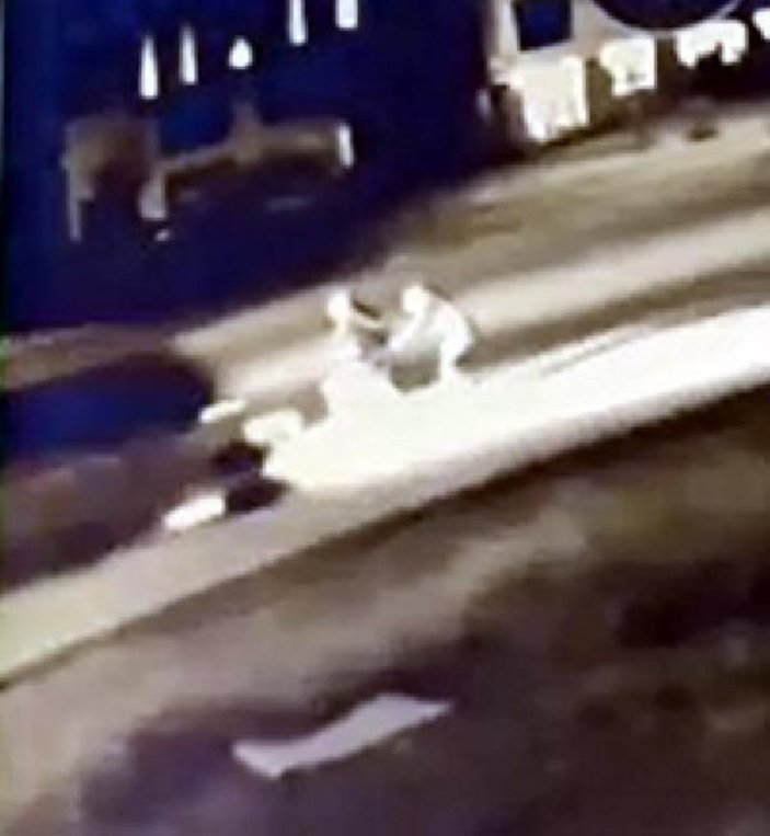 Kayseri'de kaldırımda yürüyen anne kıza kamyonet çarptı