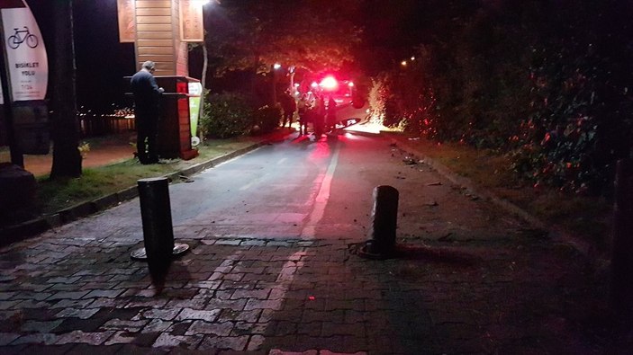 Sakarya’da mantar bariyerlere çarpan araç devrildi