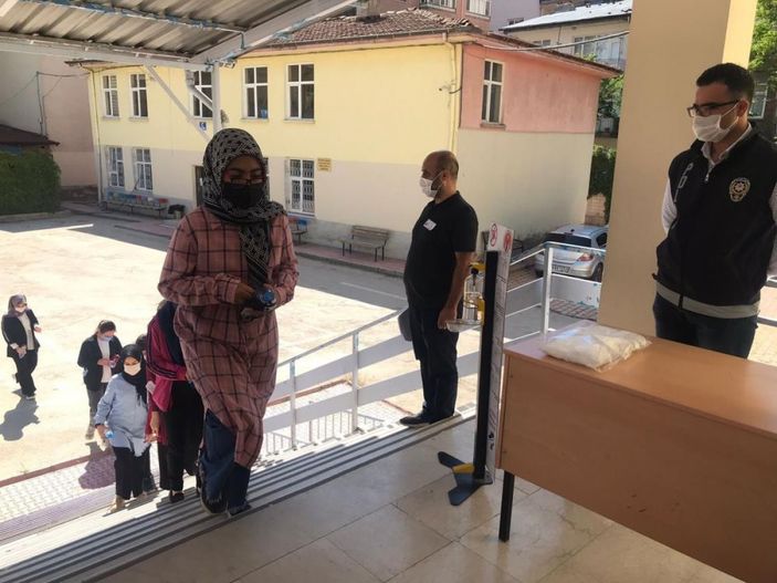 Türkiye genelinde LGS heyecanı yaşanıyor