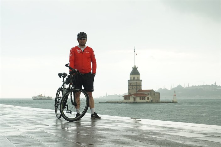 İstanbul'daki futbol hakemi, kentin yollarını bisiklet ile arşınlıyor