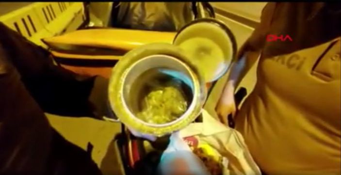 Ataşehir’de bekçiler, motosikletli kuryenin bagajında uyuşturucu buldu