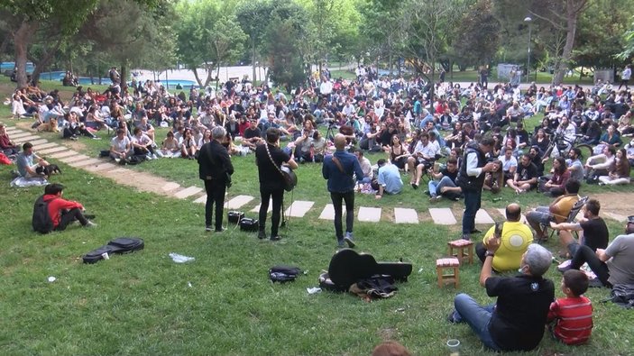 Maçka Parkı'nda sosyal mesafeyi unutturan konser