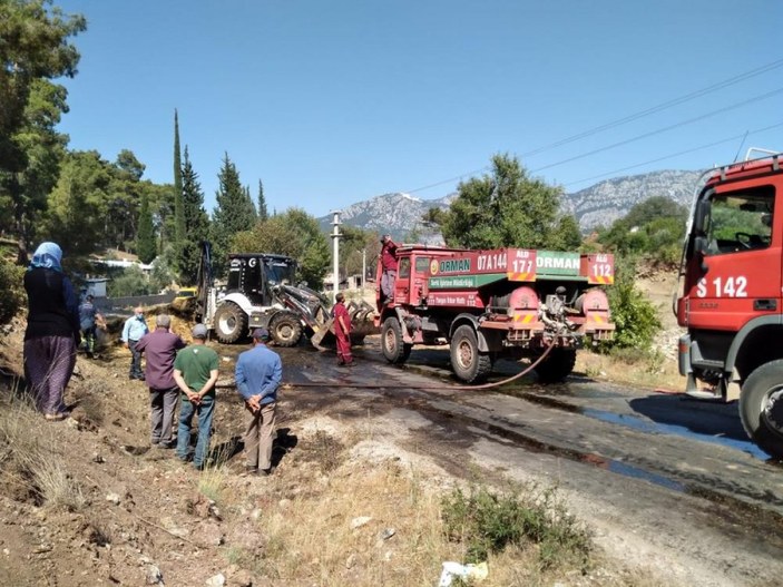 Antalya'da seyir halindeki kamyonda yangın çıktı