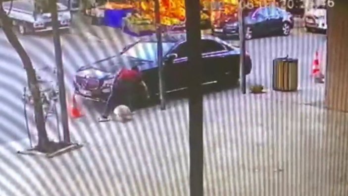 İzmir'de park halindeki aracın lastiklerini bıçakla patlattı