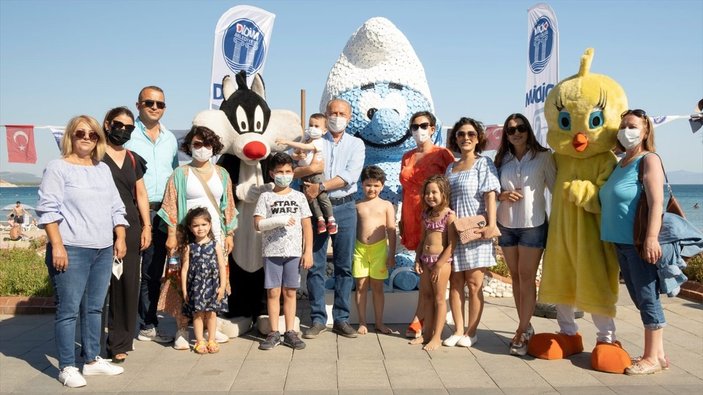 Didim Belediyesi'nin plastik şişelerden Şirinler heykeli