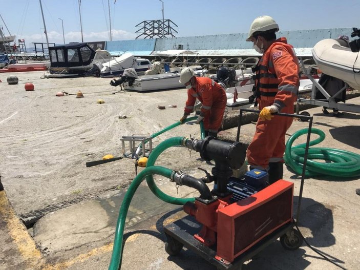 Caddebostan sahilinde müsilaj temizliği