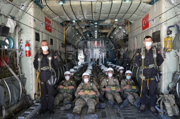 Komandolar paraşütle atladı: Milli Savunma Bakanlığı yayınladı