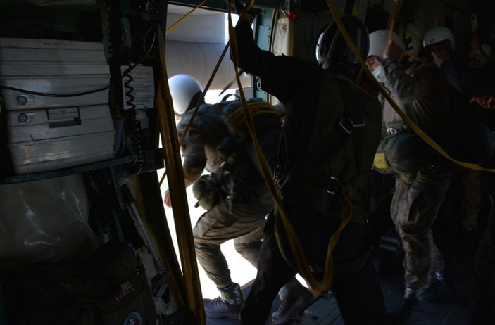 Komandolar paraşütle atladı: Milli Savunma Bakanlığı yayınladı