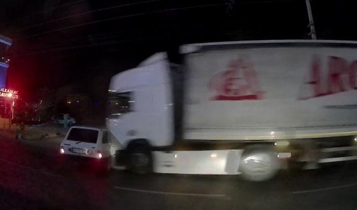 i Manisa’da kırmızı ışıkta geçen tır, otomobile çarptı