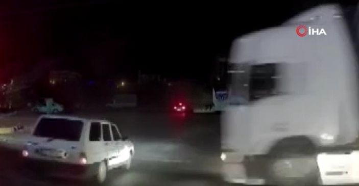 i, Manisa’da kırmızı ışıkta geçen tır, otomobile çarptı