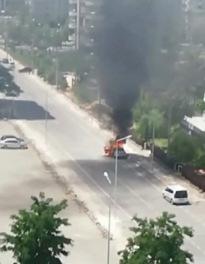 Diyarbakır’da park halindeki araçta yangın çıktı