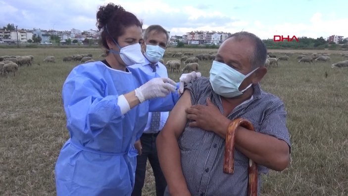 Antalya'da çoban çifte sürü başında aşı yapıldı