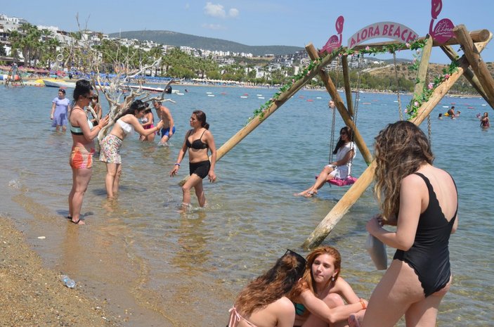 Bodrum'da sıcaklık 30 dereceye çıktı, sahiller doldu