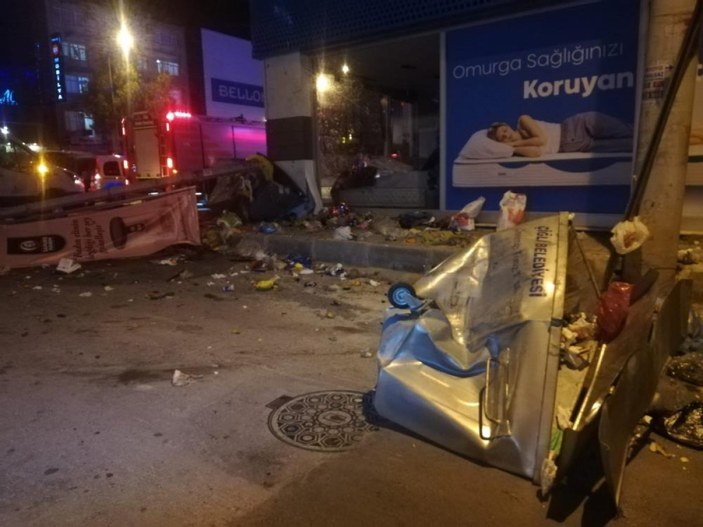 İzmir'de çöp konteynerlerine çarpan araç takla attı