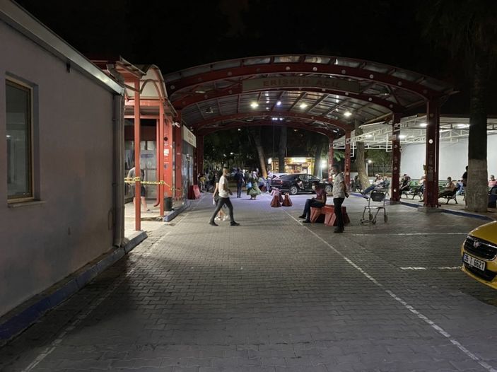 İzmir'de bir kişi, uyurken akrabası tarafından bıçaklandı