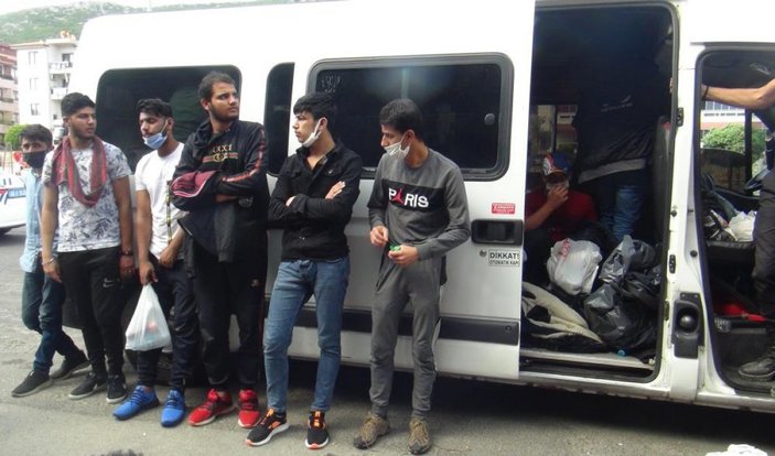 Muğla'da kaçan minibüsten 35 sığınmacı çıktı